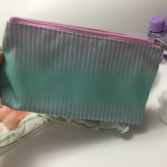 FWP $50+ Clinique make up / cosmetics pouch with zipper purple & green line’s - Picture 1 of 1